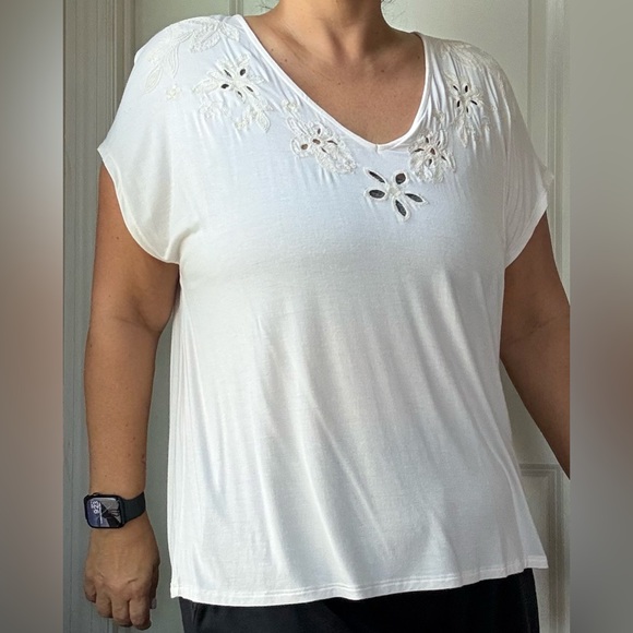 American Eagle Outfitters White Floral Cutout Blouse - Picture 2 of 4